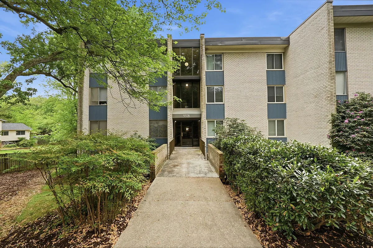 Building Photo - 5578 Burnside Dr #5