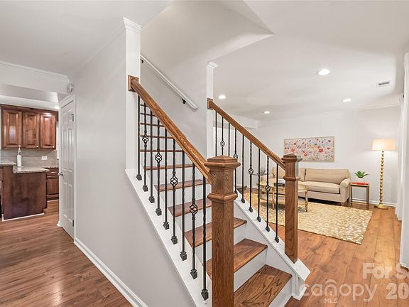 5th image of 425 Regency Dr