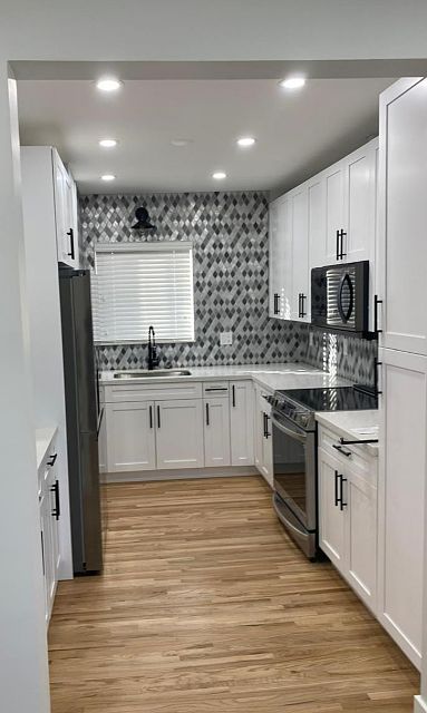 2nd image of 170 W 58th St