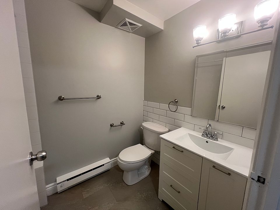 2nd image of 1475 Queen St W