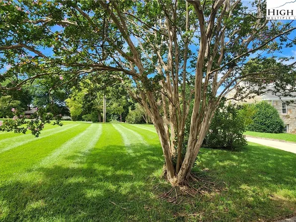 112 NE Bleynat Street, Valdese, NC 28690