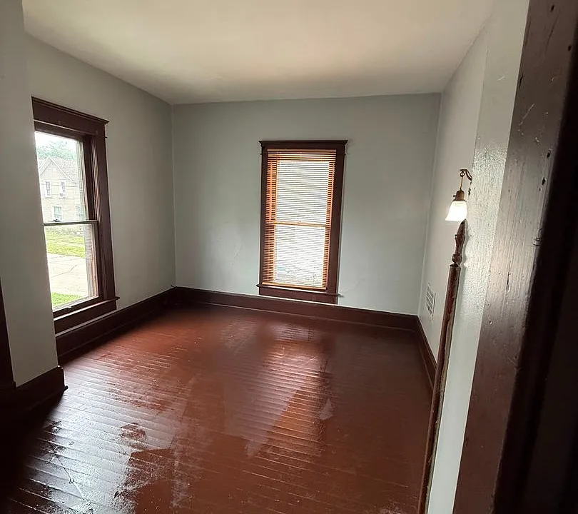 83 N 10th St