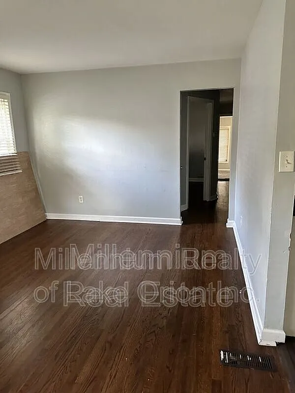 3 bed, 1.0 bath, 1056 sqft, $1,395 — Photo 2