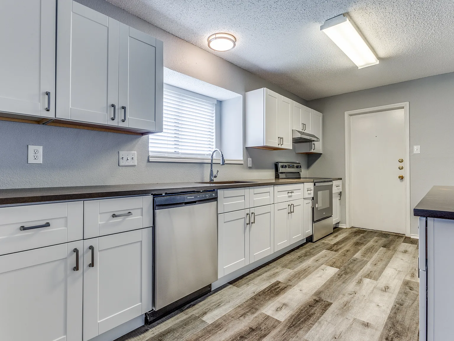 209 W Schreiber St — Photo 2
