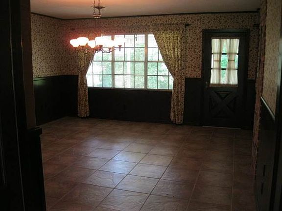 5th image of 360 Potter Dr