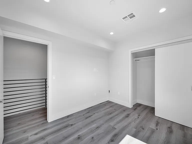 11516 Victory Blvd — Photo 35