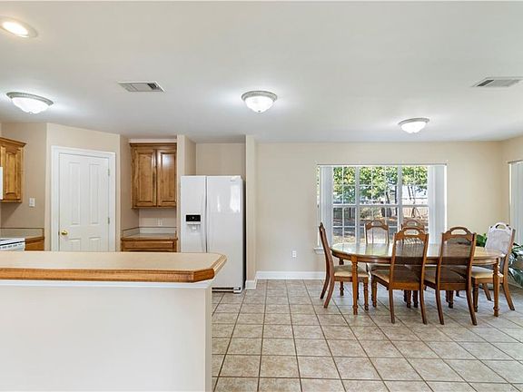4th image of 300 Ryan Ave