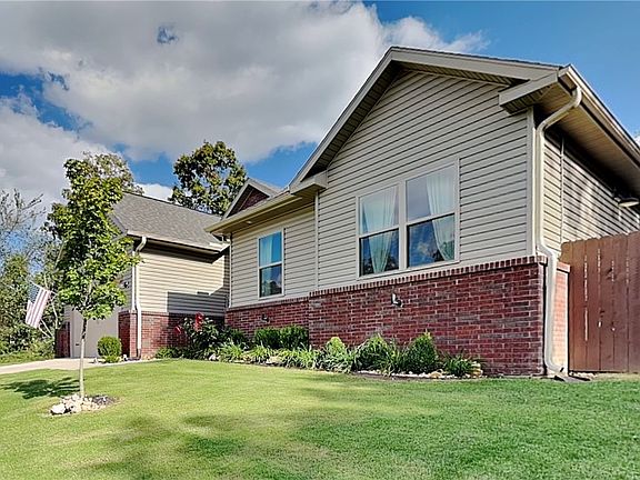 3rd image of 9 Blythe Cir