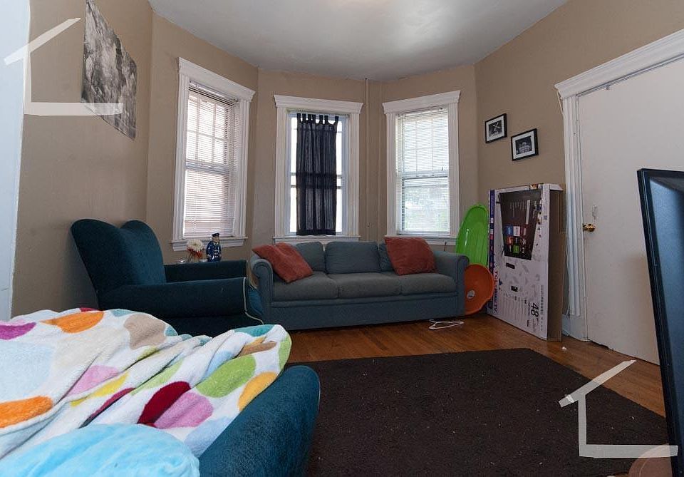 2nd image of 72 Strathmore Rd #3BB