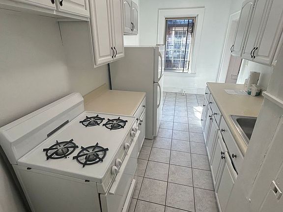4th image of 7 Saint Lukes Pl APT 107