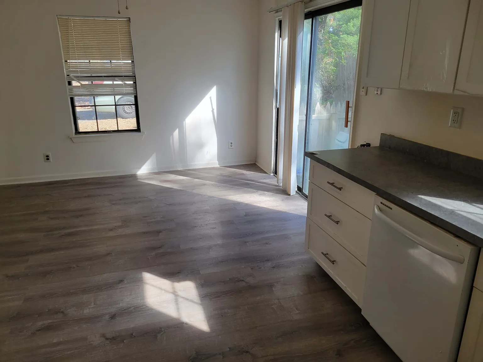 3 bed, 1.5 bath, 1300 sqft, $2,500 — Photo 2