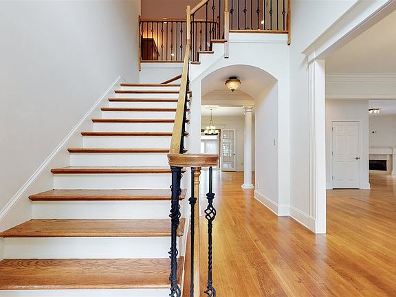 2nd image of 3270 Bedford Ln
