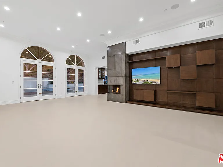 475 Martin Ln — Photo 30