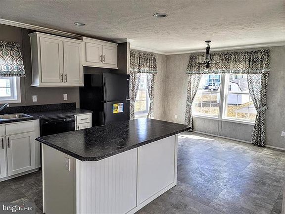 3rd image of 52 Meadowview Dr