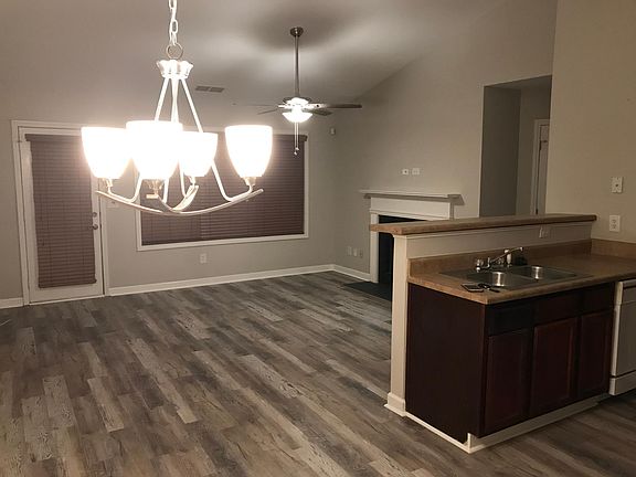 Kitchen/dining room open to family room