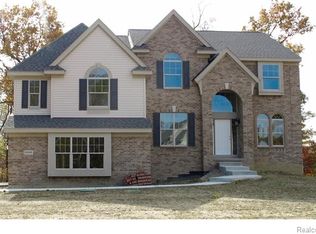 6444 Pennington Dr, White Lake, MI 48383