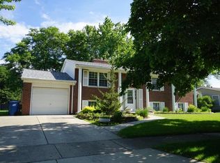 830 Royal Ln, Dundee, IL 60118