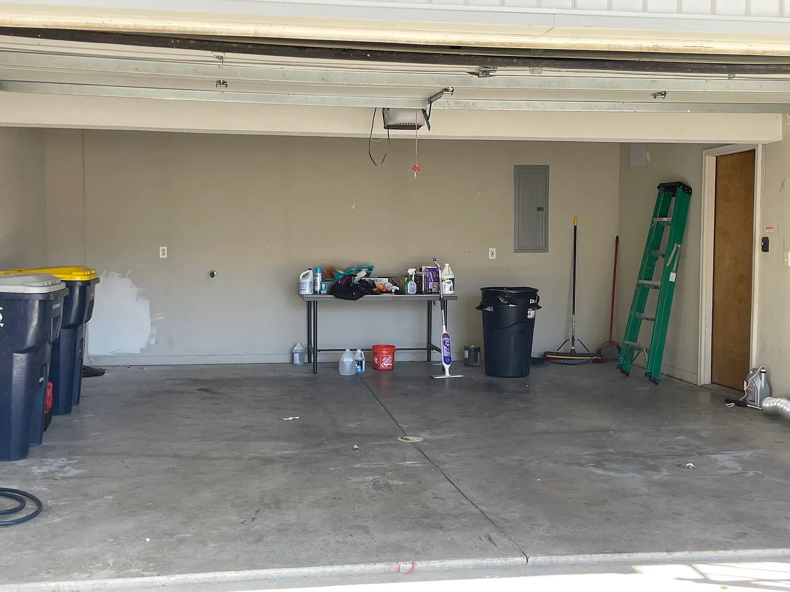 3 bed, 2400 sqft, $1,900 — Photo 2