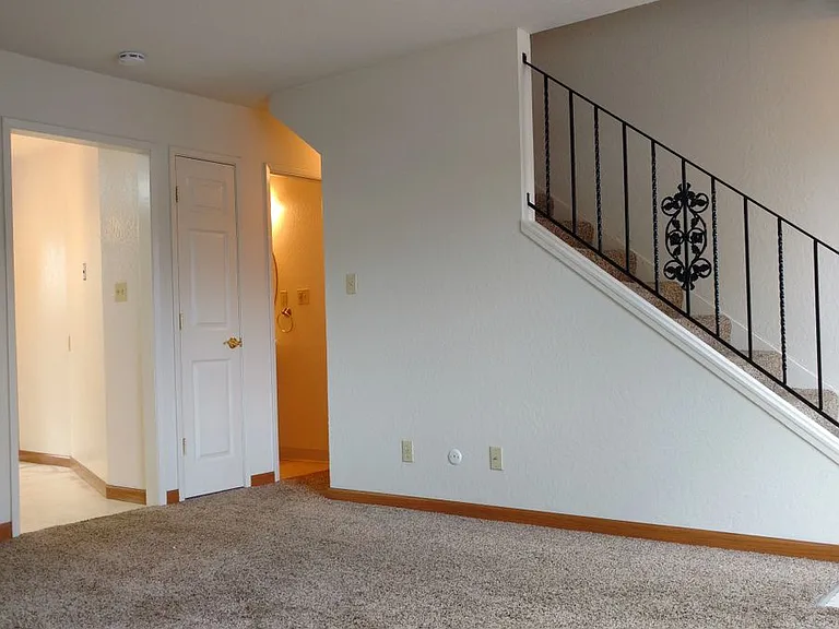 22065 Hathaway Ave — Photo 4