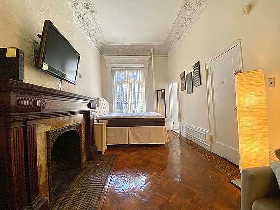 2nd image of 33 W 76th St #2R