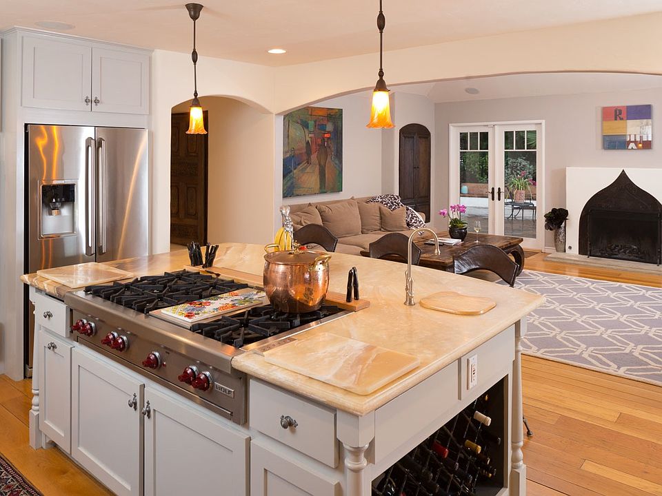 Kitchen/family room combo