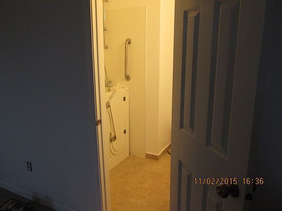 Master Bath w/Walk-in Tub