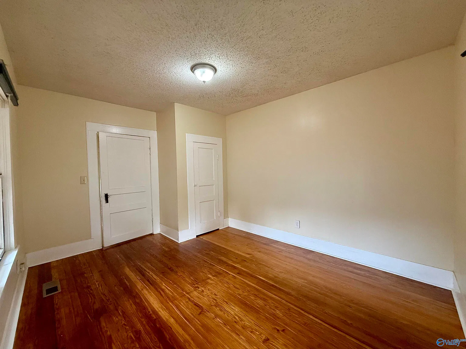 2 bed, 1.0 bath, 1076 sqft, $1,200 — Photo 3