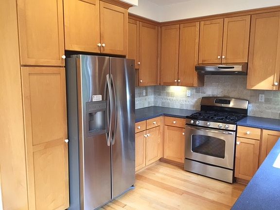 5th image of 545 Barron St
