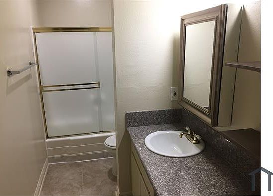 3rd image of 12535 Oxnard St