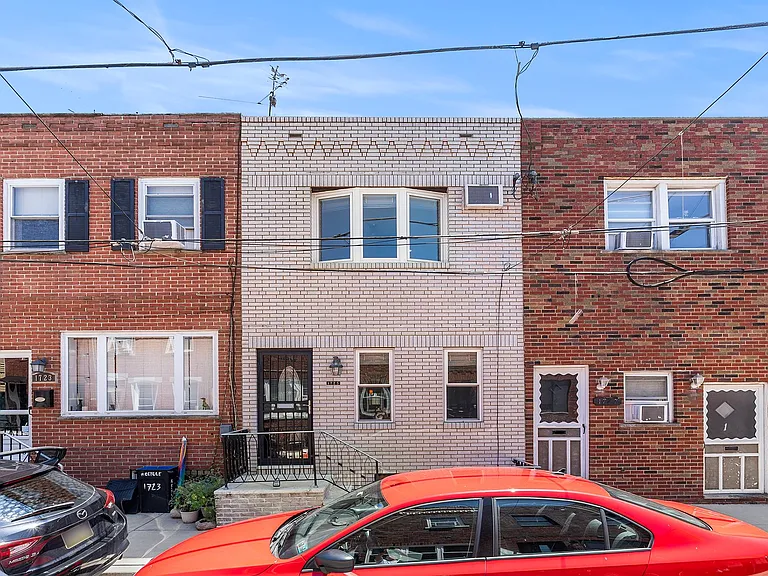 1725 S Iseminger St — Photo 1