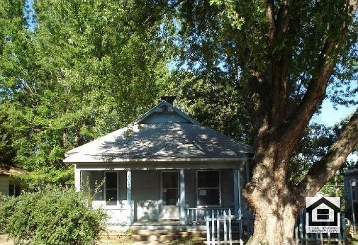 1st image of 822 N B St