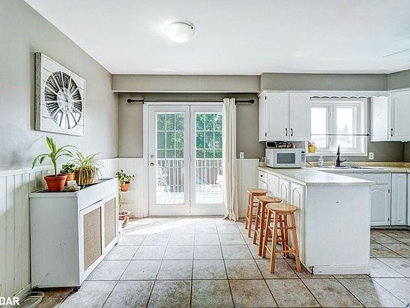5th image of 45 Albert St N