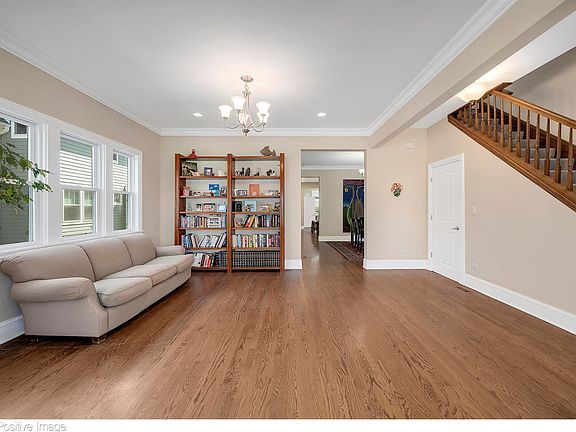 4th image of 536 N Lombard Ave