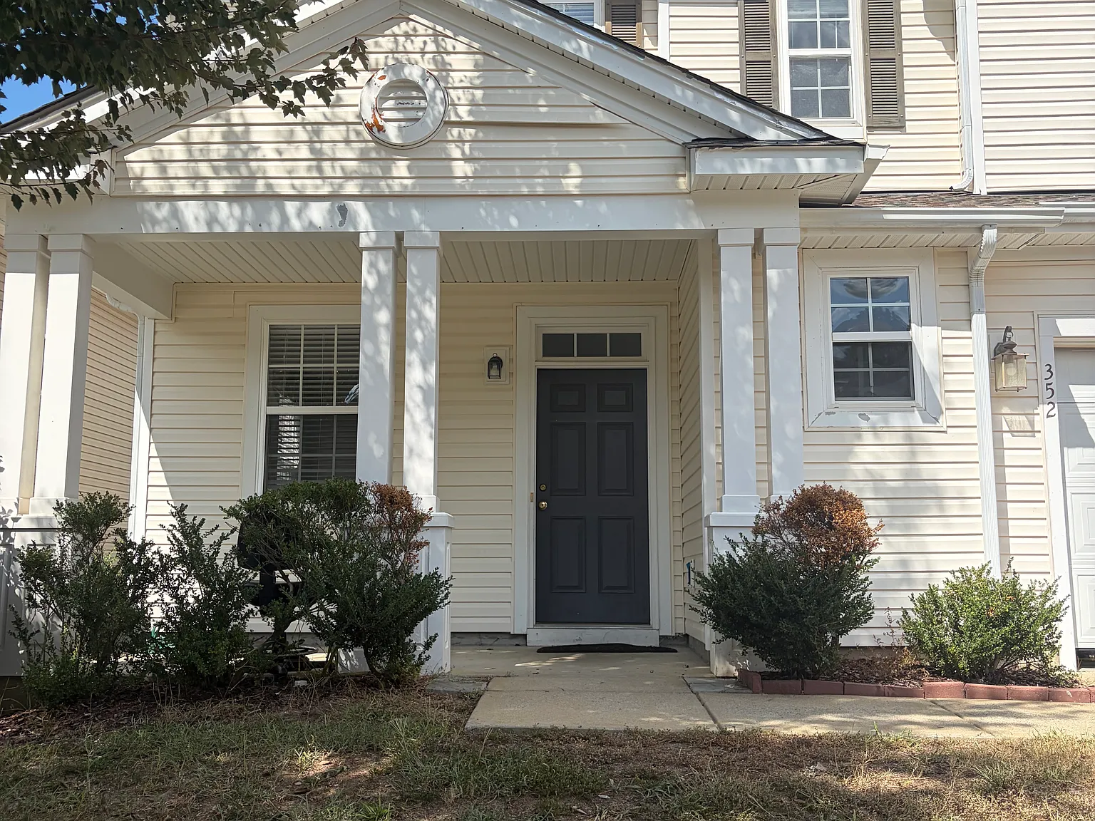 3 bed, 2.5 bath, 2318 sqft, $2,350 — Photo 2