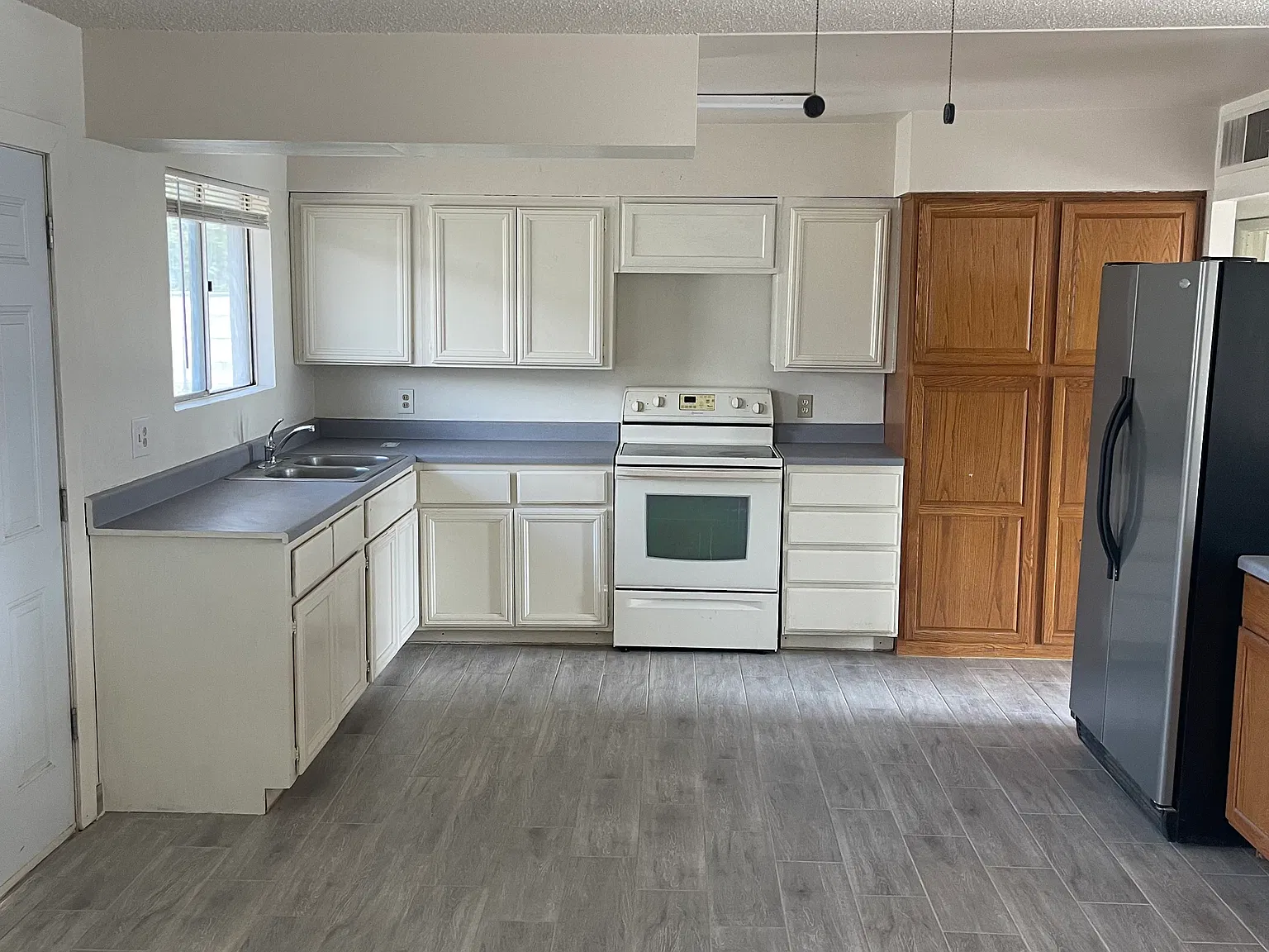 4 bed, 1305 sqft, $1,800 — Photo 2