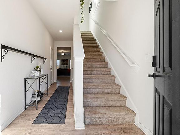 3rd image of 814 Robbie Ln