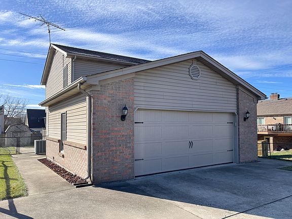2nd image of 302 Orchard Dr