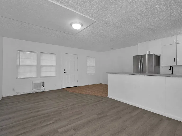 900 S Houston St — Photo 1