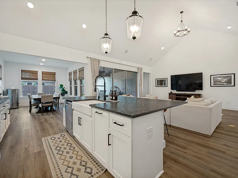 724 Danbury St — Photo 8