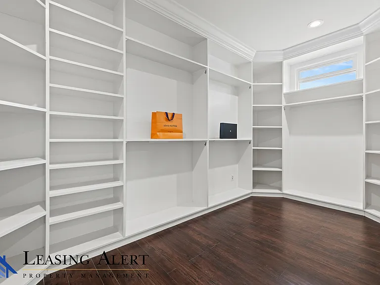 5011 Hayvenhurst Ave #5011 — Photo 40