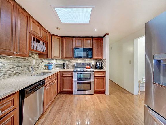 4th image of 14 Chopin Ct
