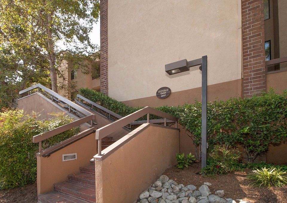 1st image of 460 Oak St APT 305