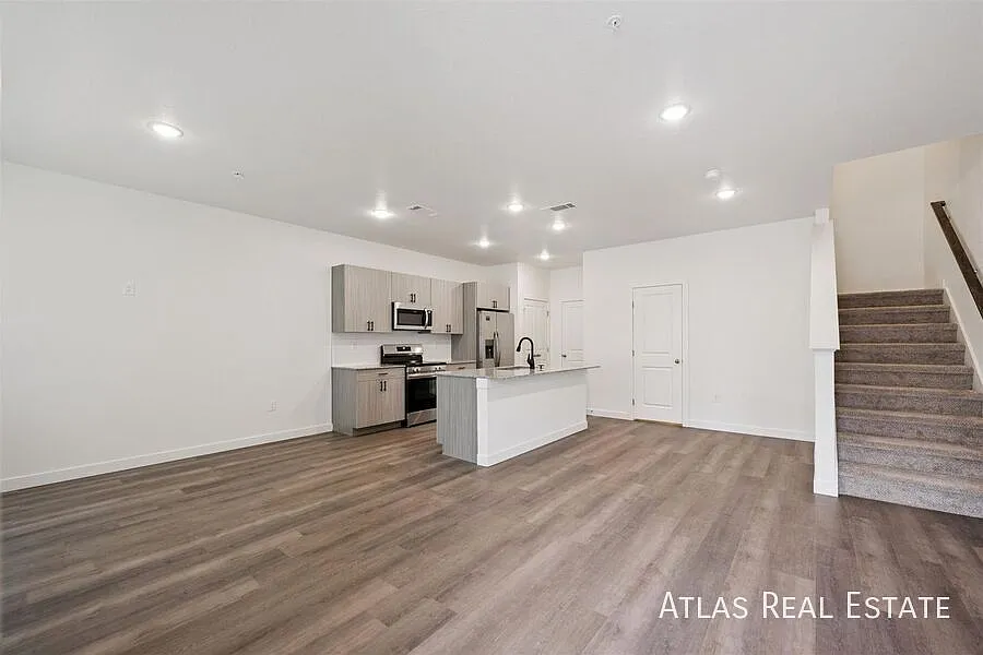 Free Rent! 8 Weeks Free On 3 Bedrooms, Move In Now! Deposits Only $1,000 — Photo 3