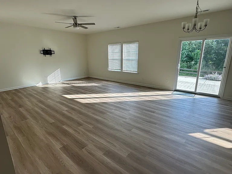 423 Bassett Ln — Photo 4