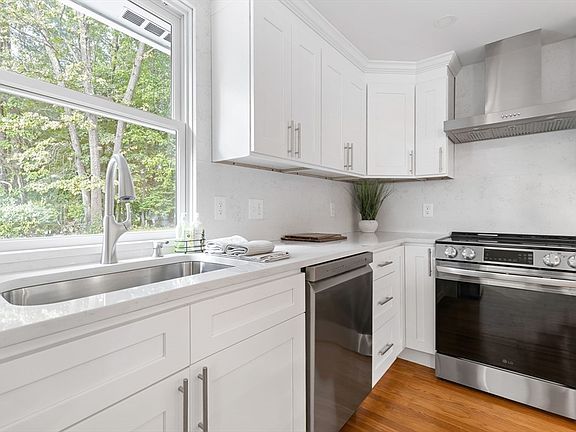 4th image of 32 Lyman Rd