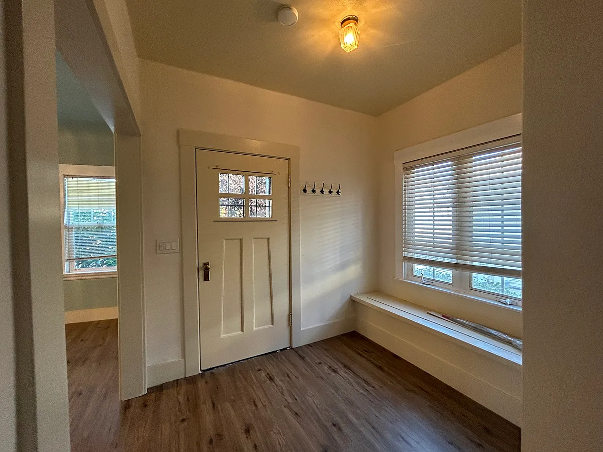 Entrance - 1131 E 24th St #1