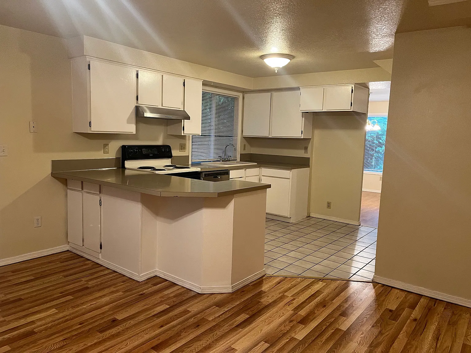 4 bed, 2.5 bath, 1976 sqft, $2,550 — Photo 4