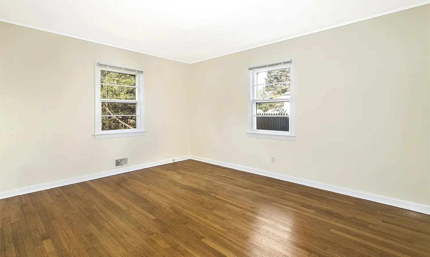 Charming & Bright Year Round Rental in Southold — Photo 3