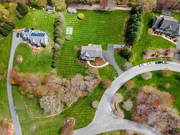 3rd image of 9 Round Farm Rd