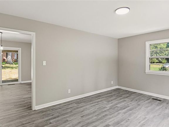 3rd image of 1207 Cliffwood Dr